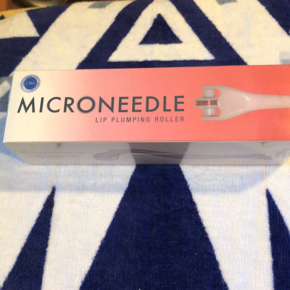 MicroNeedle lip pluming roller